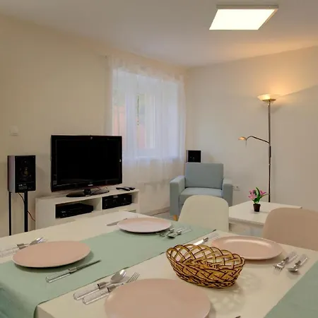 Holiday In 38282